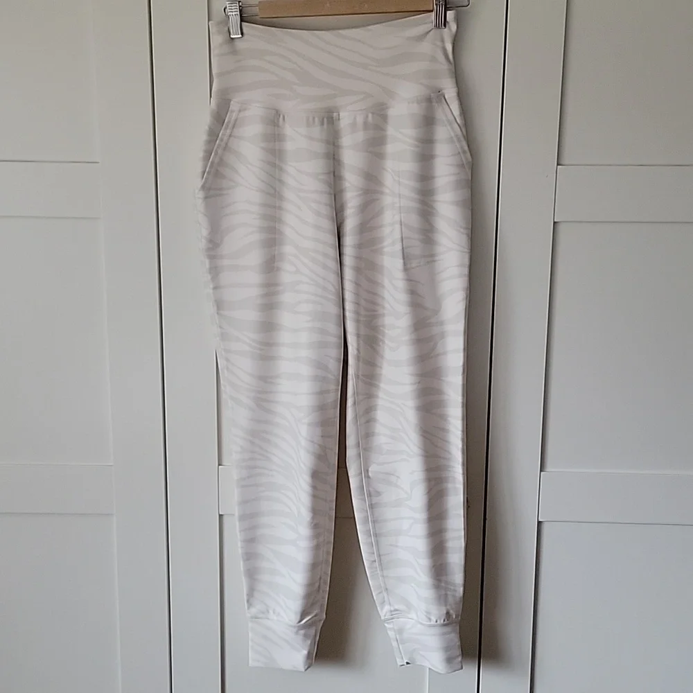 ❄️3/$30 Old Navy Active Gray Zebra Print Joggers - Picture 1 of 8